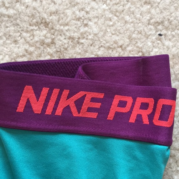 Nike Pros - Picture 2 of 3